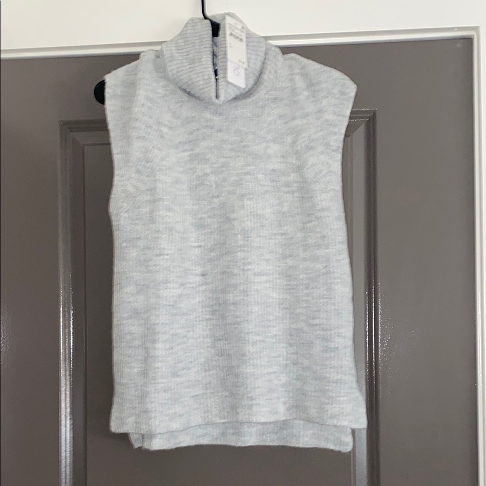 Olivia Skye Sleeveless Turtleneck Sweater – Medium